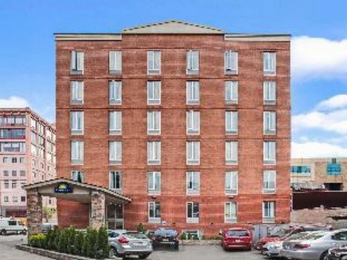 Days Inn by Wyndham Long Island City image 1