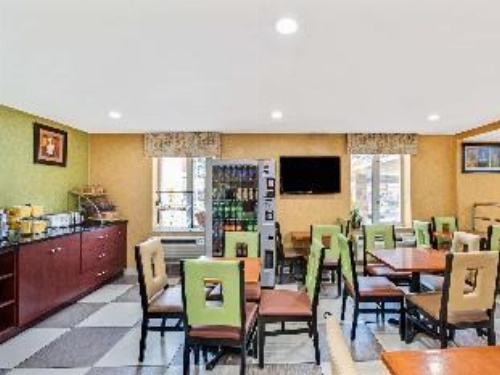 Days Inn by Wyndham Long Island City image 2
