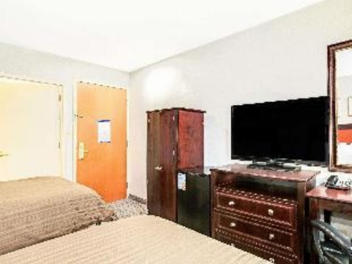 Days Inn by Wyndham Long Island City image 6